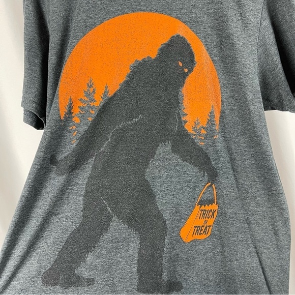Mad Engine Large Sasquatch Bigfoot Halloween Trick Or Treat Graphic Tee Shirt - Picture 3 of 6